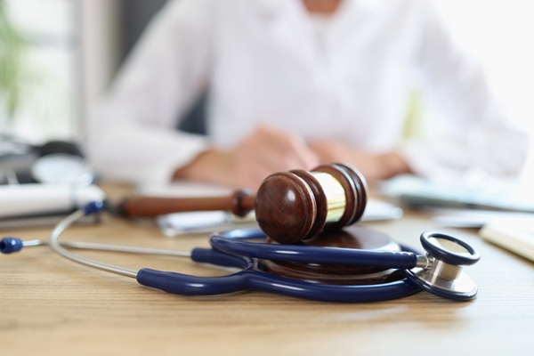 Les salariés ayant quitté leur entreprise peuvent, sous certaines conditions, réclamer une indemnité compensatrice de congés payés acquis pendant un arrêt maladie. Le juge vient de préciser les règles et délais de prescription applicables à ces demandes. Quels sont-ils ?