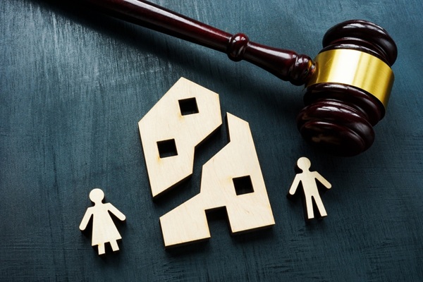 À la suite de son divorce, une femme perçoit une indemnité de son ex-mari qui a occupé seul, pendant plusieurs années, leur ancien logement détenu en commun. Comment cette indemnité doit-elle être imposée ? Comme un revenu foncier ? Comme un revenu de location meublée ? Et surtout, au titre de quelle année ? Réponse du juge…