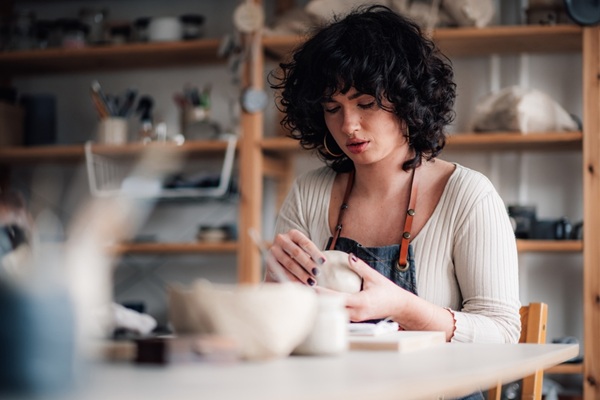Le 1er janvier 2027, la classification des activités artisanales évolue et pourra entraîner un changement de code APE pour certaines entreprises. Les entreprises artisanales peuvent toutefois anticiper dès maintenant cette évolution et vérifier que le futur code APE qui leur est attribué correspond bien à l’activité qu’elles exercent : comment ?