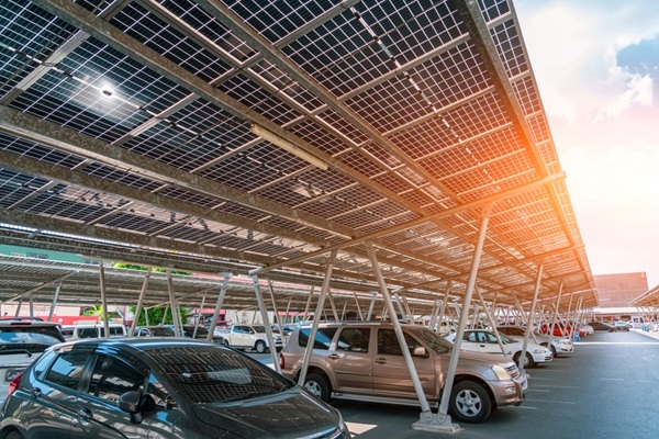 Dans le cadre de la loi ApER, la France entend renforcer sa capacité de production d’énergies renouvelables à l’horizon 2030 et réduire sa dépendance énergétique. Pour atteindre ces objectifs, la loi fait peser une obligation aux propriétaires de parcs de stationnement extérieurs de les équiper de panneaux photovoltaïques : à quelles conditions ?