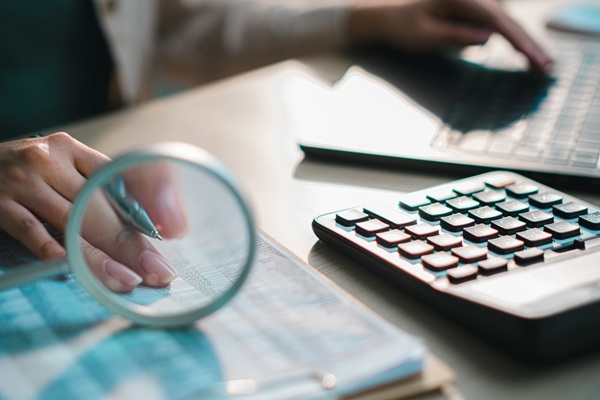 Certaines entreprises relevant de plein droit de l’impôt sur le revenu (IR) peuvent choisir d’être soumises à l’impôt sur les sociétés (IS). Une option qui suppose de respecter certaines formalités et qui entraîne des conséquences sur l’imposition des bénéfices. Quelles entreprises peuvent en bénéficier ? Comment exercer cette option et peut-on revenir sur sa décision ?