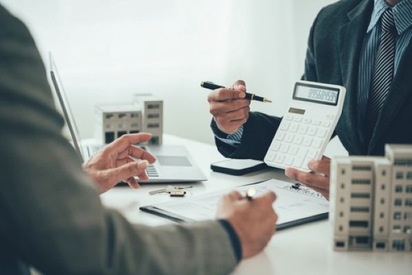 L’activité de syndic obéit à une réglementation précise laquelle suppose notamment la détention d’une carte professionnelle attestant du respect des conditions d’exercice et de diplôme nécessaires à cette activité. Mais cette réglementation s’impose-t-elle aux prestataires qui assistent les syndics relevant du statut des syndicats coopératifs ?