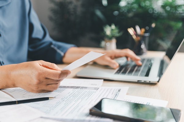 Les avis d'impôt sur les revenus de 2025 sont arrivés dans les espaces personnels des particuliers. Pour certains, ils s'accompagnent d'une bonne surprise : un remboursement de l'administration fiscale. D'autres, en revanche, devront régler un complément d'impôt. À quoi correspondent ces régularisations ?