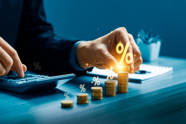 Le taux d’usure a été instauré dans l’optique de protéger les emprunteurs contre des conditions de financement excessives ou abusives, susceptibles de les placer en difficulté financière. En encadrant le coût du crédit, le taux d’usure joue ainsi un rôle de régulation du marché et contribue à prévenir les risques de surendettement et de déséquilibre économique. Voici ce qu’il faut savoir à ce sujet…
