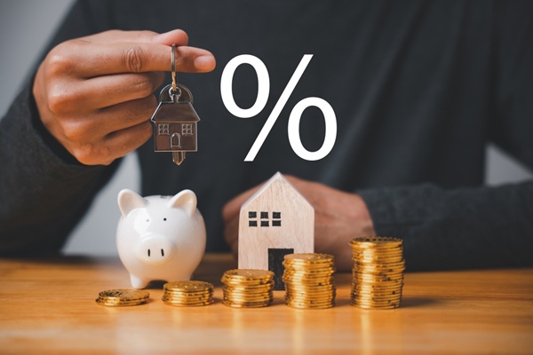 Propriétaires, surveillez votre espace personnel sur impots.gouv.fr : les avis de taxe foncière 2026 sont progressivement mis à disposition depuis le 27 août 2026 pour les propriétaires non mensualisés. L’occasion de rappeler qui doit payer cette taxe, comment elle est calculée et, surtout, quels sont les dispositifs permettant d’en réduire le montant…