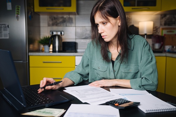 Après la déclaration de leurs revenus, certains travailleurs indépendants peuvent constater que leur calendrier de paiement comporte une « régularisation mixte ». Derrière cette expression se cache une situation dans laquelle certaines cotisations restent à payer, tandis que d’autres font apparaître un trop-versé. Comment ces montants sont-ils calculés et imputés ?