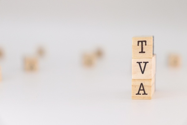Un bien acheté neuf par un particulier puis revendu sans jamais avoir été utilisé peut-il être considéré comme un bien d’occasion et bénéficier, lors de sa revente par un professionnel, du régime de TVA sur la marge ? Réponse…