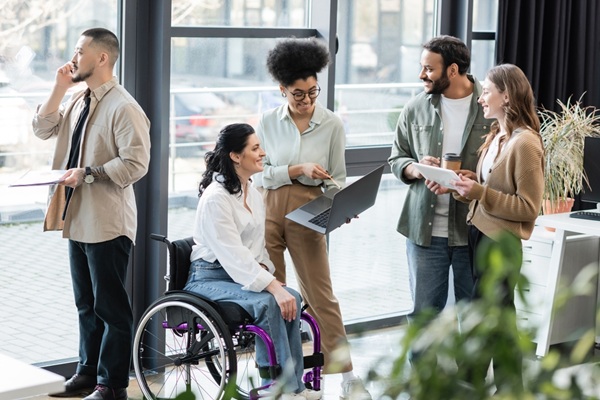 Dans l’optique de garantir aux personnes en situation de handicap un accès aux produits et aux services, l’Union européenne a mis en place des exigences et des obligations à l’égard des entreprises. Afin d’aligner la réglementation française sur le droit européen, de nouvelles définitions concernant les acteurs économiques sont apportées et l’accès des consommateurs aux informations est renforcé…