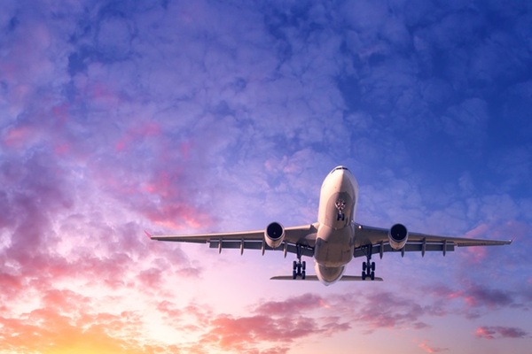 Certaines opérations portant sur les aéronefs bénéficient d’une exonération de TVA lorsque la compagnie aérienne concernée réalise au moins 80 % de ses services à destination ou en provenance de l’étranger. Une attestation doit en principe être remise aux fournisseurs. Mais certaines compagnies françaises en sont dispensées. Lesquelles ?