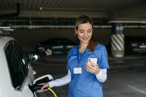 La hausse du prix du carburant peut peser sur l’activité des infirmiers libéraux, notamment en raison de leurs déplacements professionnels. Pour les accompagner, l’Urssaf leur permet de solliciter un délai de paiement de leurs cotisations sociales ou une modulation de leurs cotisations provisionnelles, en fonction de l’évolution prévisible de leur activité. Voici le mode d’emploi à suivre…