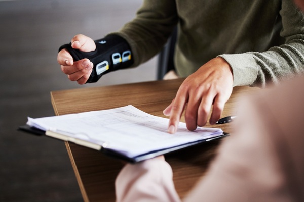 À compter du 1er novembre 2026, le salaire pris en compte pour calculer les indemnités journalières versées en cas d’accident du travail ou de maladie professionnelle sera davantage plafonné. Dans quelle mesure ?
