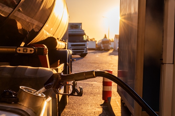 Afin d’éviter que les tensions en approvisionnement de carburants ne viennent s’ajouter à la hausse des prix des carburants, le gouvernement prend des mesures pour faciliter l’approvisionnement des stations-services…