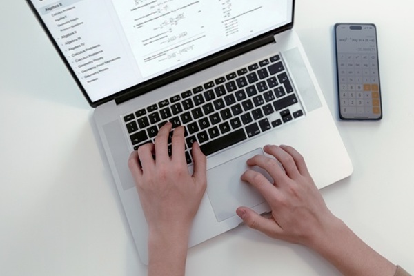 Le portail Net-entreprises fait évoluer son espace connecté afin de simplifier l’accès aux services et les démarches déclaratives des entreprises. Une évolution qui pourrait mener à une suspension temporaire des nouvelles inscriptions sur le portail. Quelles sont les nouveautés à retenir ?