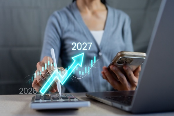 Le calcul du Montant net social (MNS) devrait évoluer à compter du 1er janvier 2027. Selon les précisions apportées par l’administration sociale, certaines contributions patronales destinées à financer des garanties collectives de protection sociale complémentaire seraient désormais intégrées au montant net social, notamment celles relatives aux frais de santé, à la prévoyance et à la retraite supplémentaire. Voilà qui mérite quelques précisions…