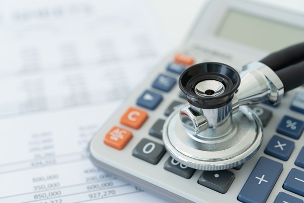 La régulation médicale oriente les patients vers une réponse adaptée en dehors des horaires habituels des cabinets, afin d’assurer la permanence des soins, ou « garde ». Les médecins qui y participent ponctuellement accomplissent une mission de service public distincte de leur activité libérale. Leur qualité de collaborateur occasionnel du service public détermine le régime social applicable à leur rémunération forfaitaire : quel est-il ?