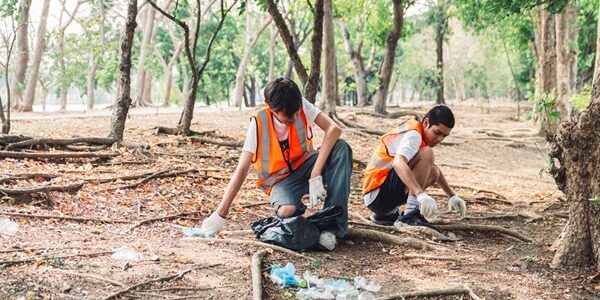 Volunteer,Teamwork,Of,Asian,Teenage,Boys,Clean,Up,Garbage,During