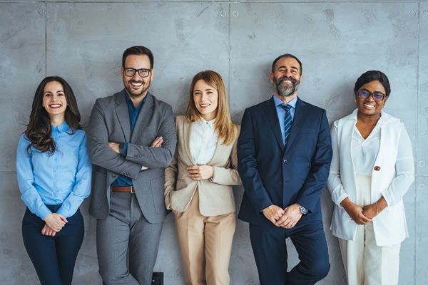 Pour certains professionnels, costume, cravate ou tailleur font partie du quotidien de travail. Mais parce qu’ils peuvent aussi être portés dans la vie courante, leur coût n’est pas considéré comme une dépense professionnelle déductible. Une députée demande donc au Gouvernement si cette règle mérite d’évoluer…