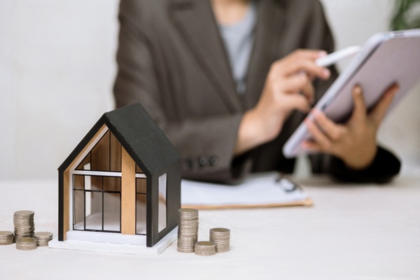 Les sociétés d’investissements immobiliers cotées (SIIC) bénéficient, sous conditions, d’une exonération d’impôt sur les sociétés sur certains de leurs bénéfices immobiliers. Mais lorsqu’une société vend son dernier actif immobilier, l’exonération disparaît-elle pour autant pour toute l’année ? De récentes précisions apportent un éclairage important sur les conséquences de cette cession…